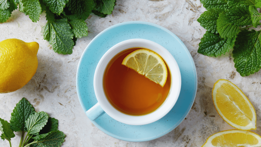 5 Chás Calmantes para Relaxar a Mente e Promover o Sono 5 cha de erva cidreira